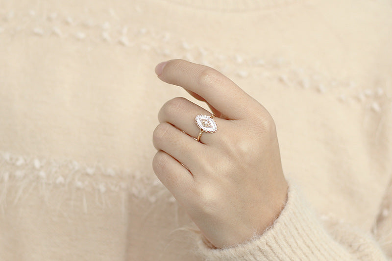 Gold-tone marquise ring with shell-look inlay – photo 4
