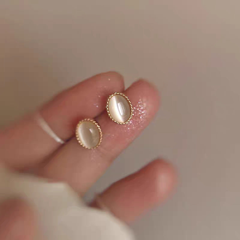 Dainty gold-tone open heart stud earrings – photo 2