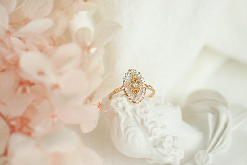 Gold-tone marquise ring with shell-look inlay – photo 5