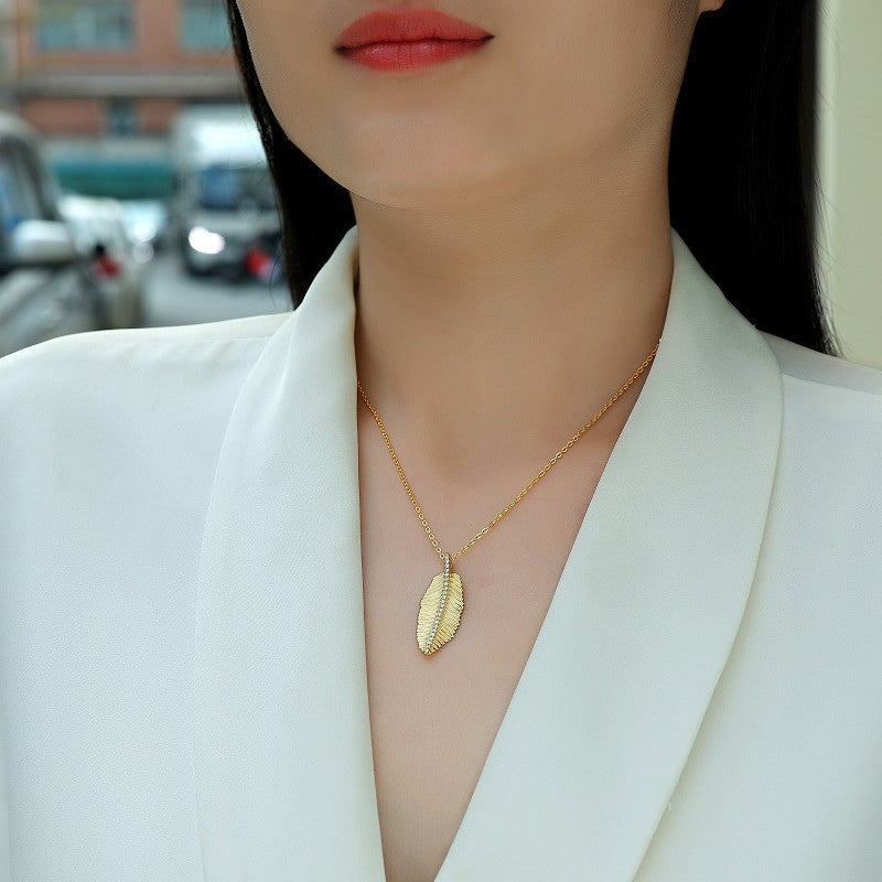 Gold-tone leaf pendant necklace with sparkling stones – photo 4