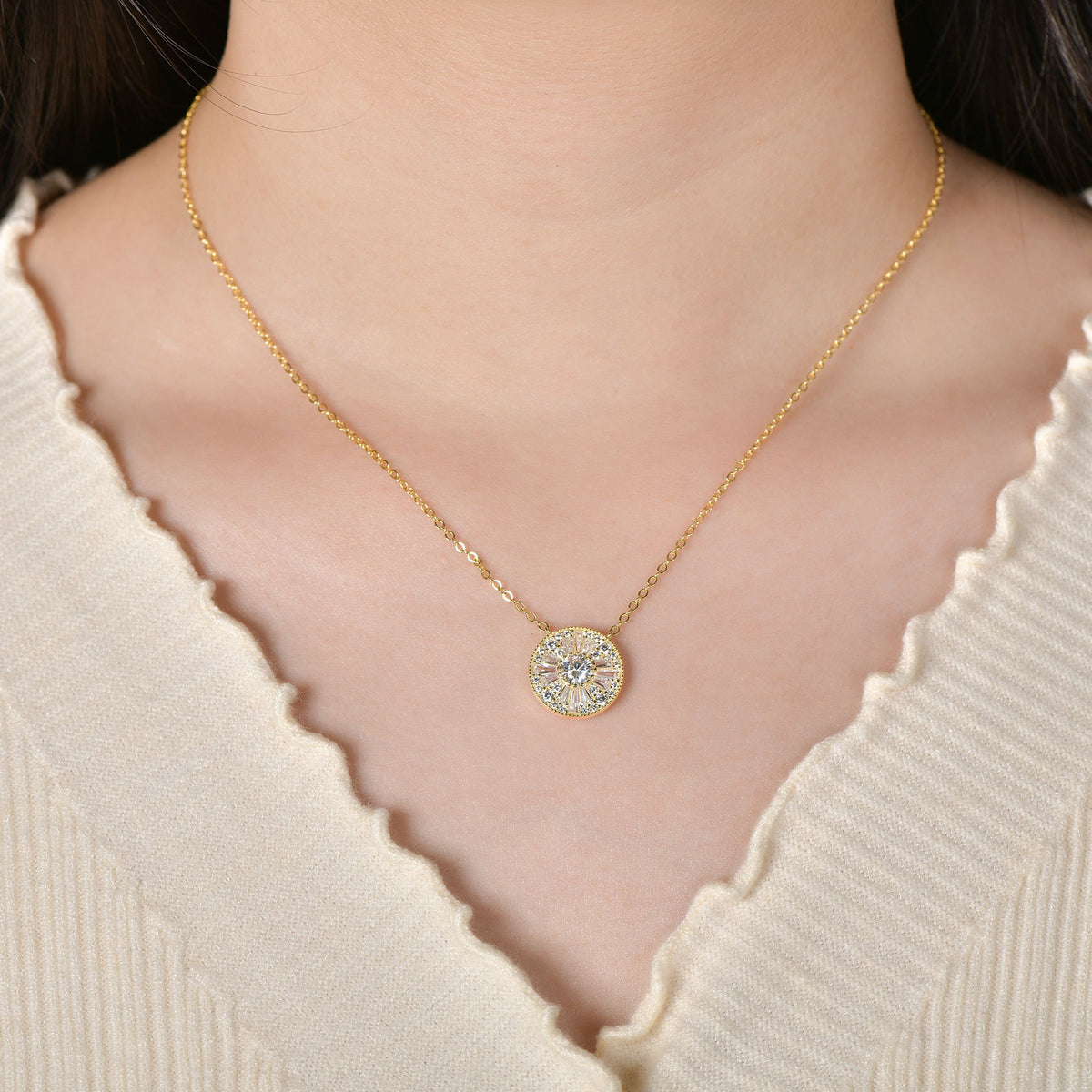 Round halo medallion necklace with sparkling stones – photo 2