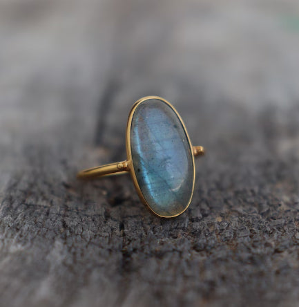 Gold-tone ring with white opal-look oval stone – photo 5