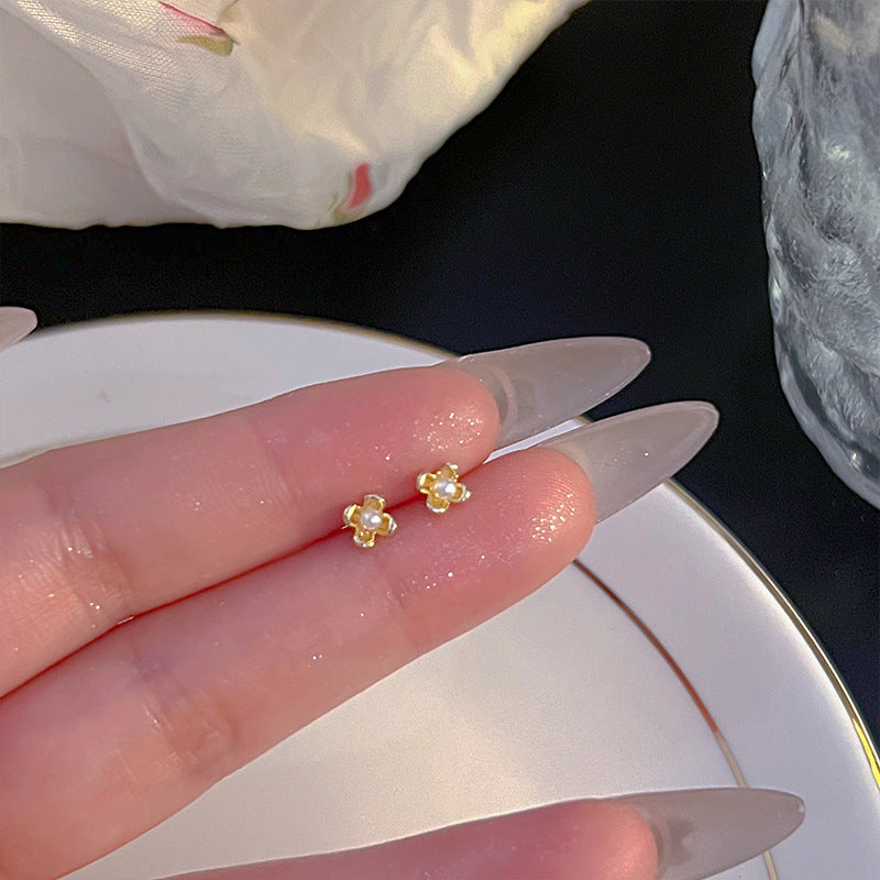 Dainty gold-tone open heart stud earrings – photo 4